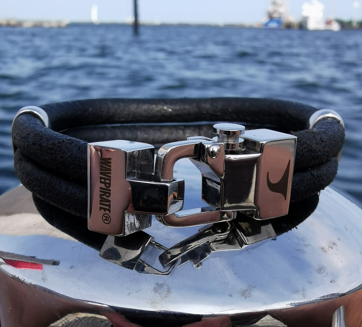 Leder-Armband-Herren-Turn-schwarz-massiv-Edelstahlverschluss-detail-wavepirate-shop-r