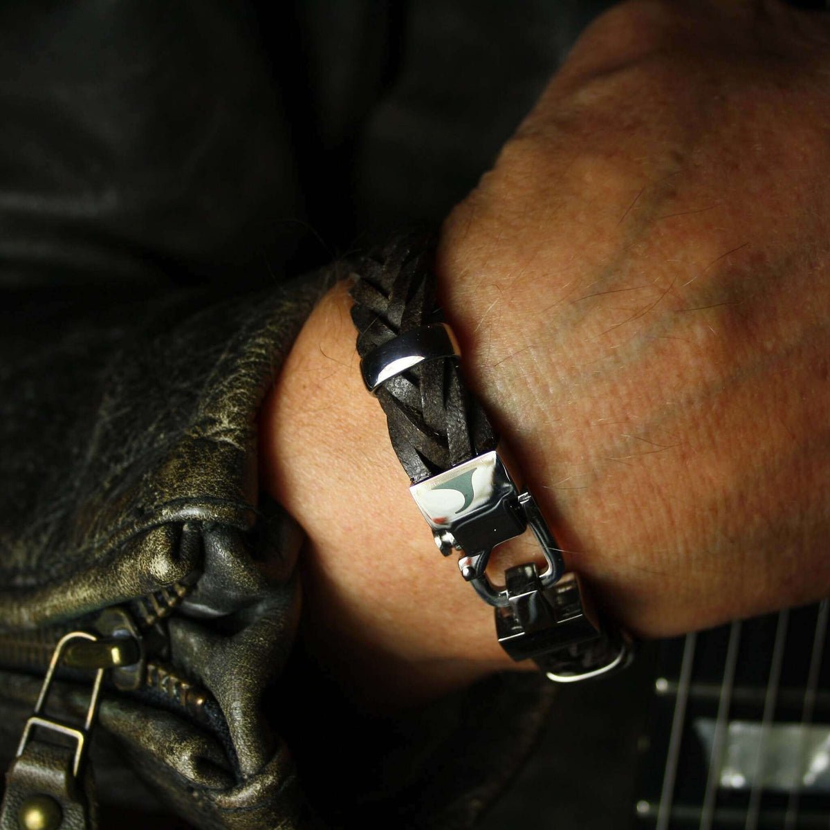 Leder-Armband-Herren-Turn-schwarz_-geflochten-flach-Edelstahlverschluss-getragen-wavepirate-shop-f15