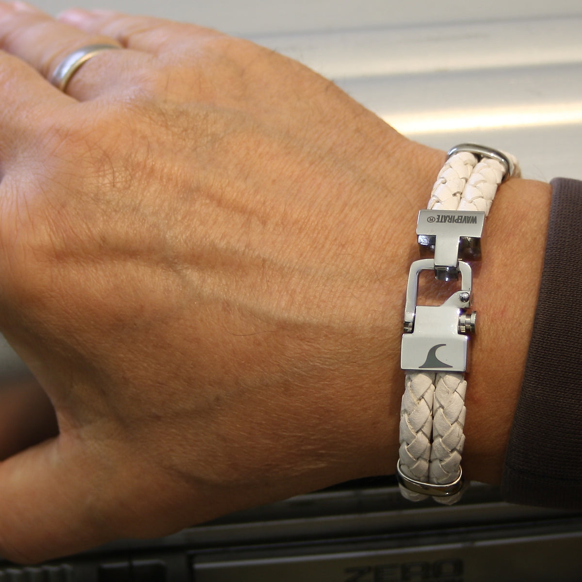 Leder-Armband-Herren-Turn-weiss-geflochten-Edelstahlverschluss-getragen-wavepirate-shop-f