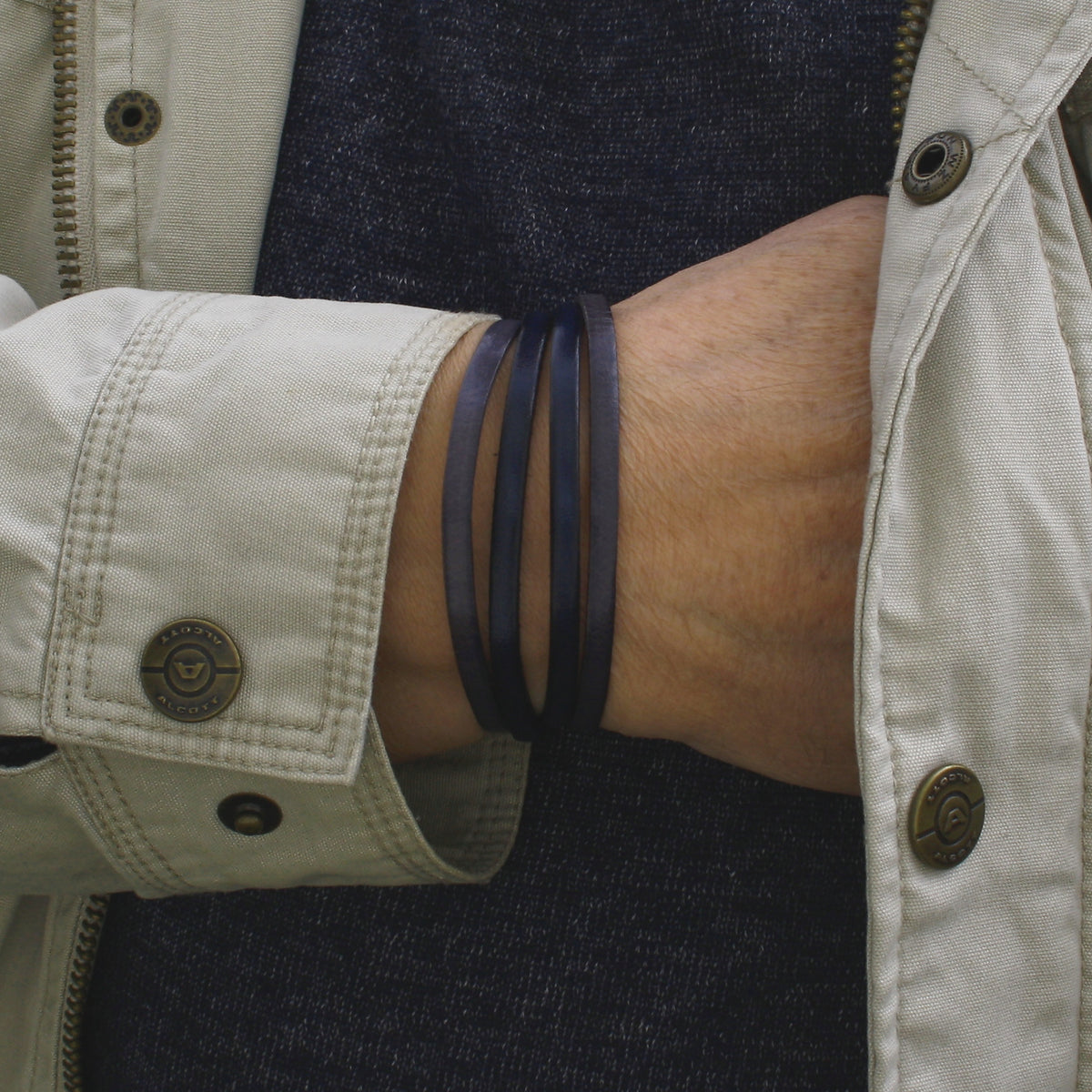Leder-Armband-Herren-Twist-grau-navy-flach-Edelstahlverschluss-getragen-wavepirate-shop-1