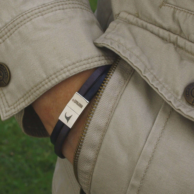 Leder-Armband-Herren-Twist-grau-navy-flach-Edelstahlverschluss-getragen-wavepirate-shop