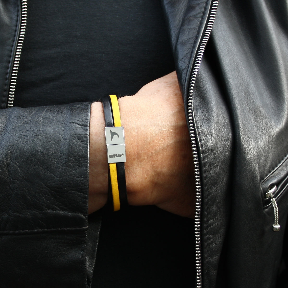Leder-Armband-Herren-Twist-schwarz-gelb-flach-Edelstahlverschluss-getragen-wavepirate-shop