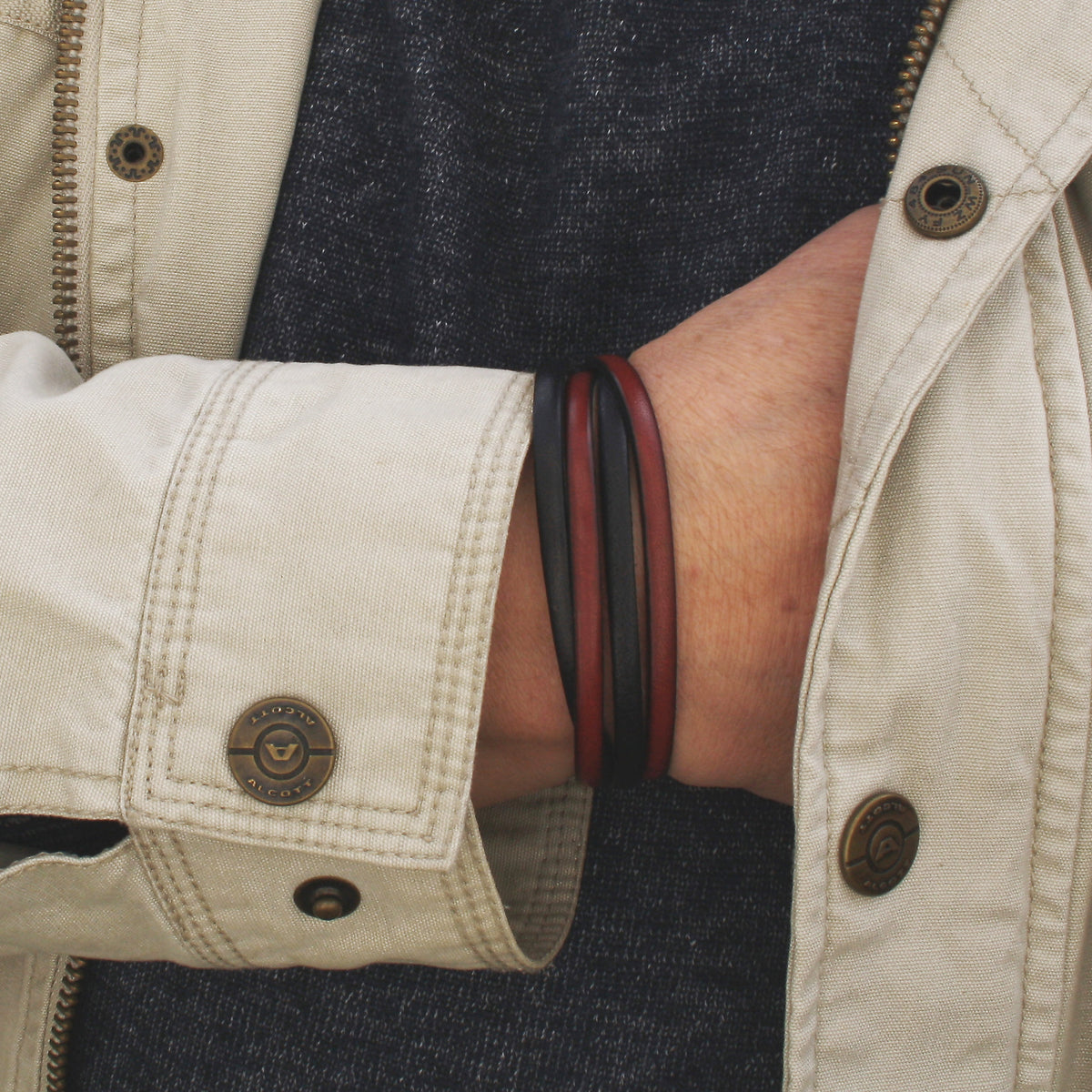 Leder-Armband-Herren-Twist-schwarz-mahagoni-flach-Edelstahlverschluss-getragen-wavepirate-shop-1