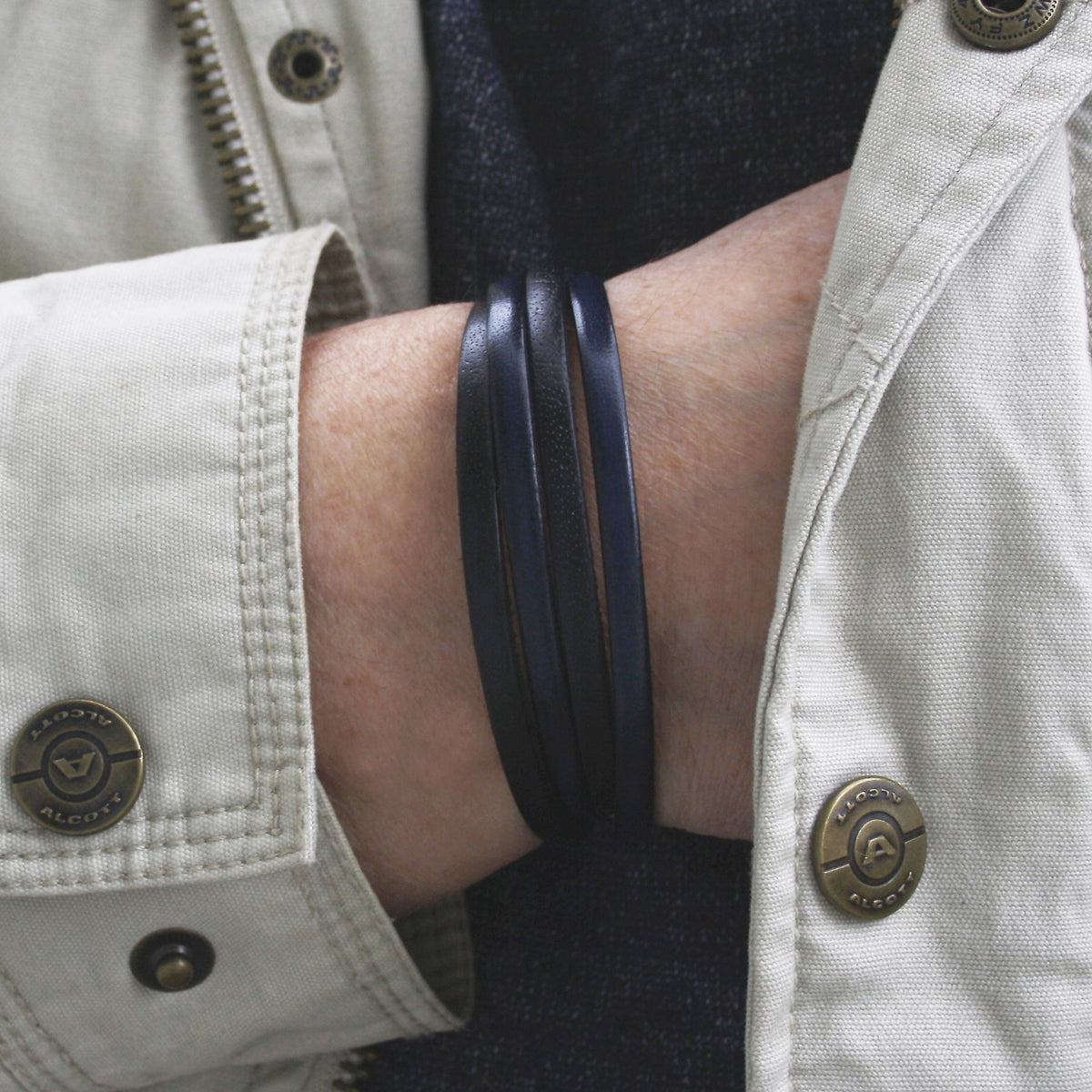 Leder-Armband-Herren-Twist-schwarz-navy-flach-Edelstahlverschluss-getragen-wavepirate-shop-1