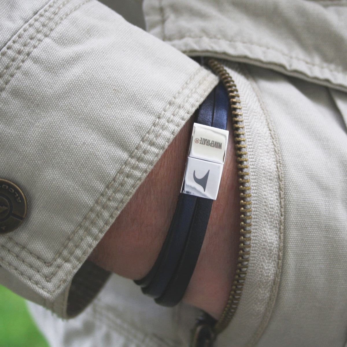 Leder-Armband-Herren-Twist-schwarz-navy-flach-Edelstahlverschluss-getragen-wavepirate-shop