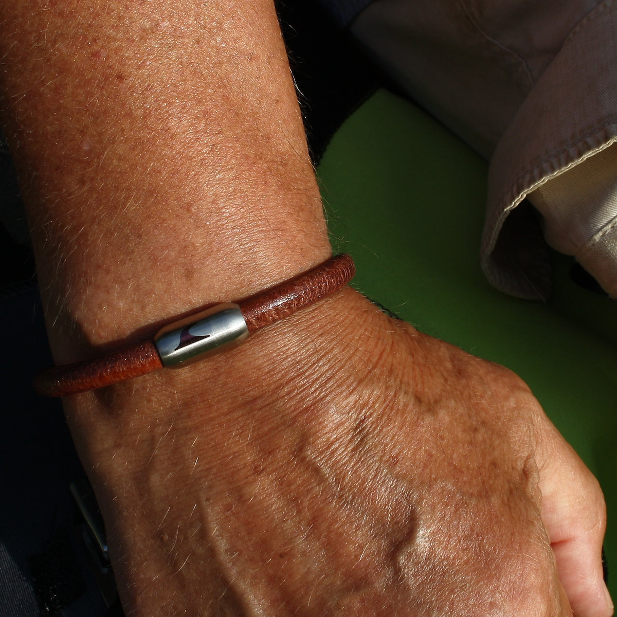 Leder-Armband-Herren-atoll-braun-massiv-Edelstahlverschluss-getragen-wavepirate-shop-r-1
