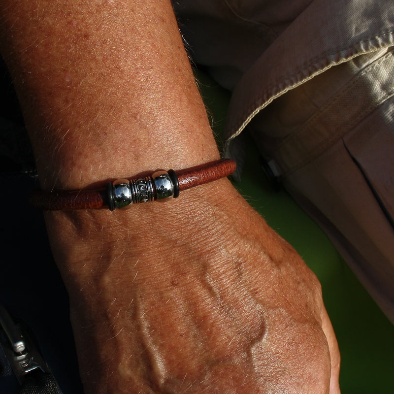 Leder-Armband-Herren-atoll-braun-massiv-Edelstahlverschluss-getragen-wavepirate-shop-r