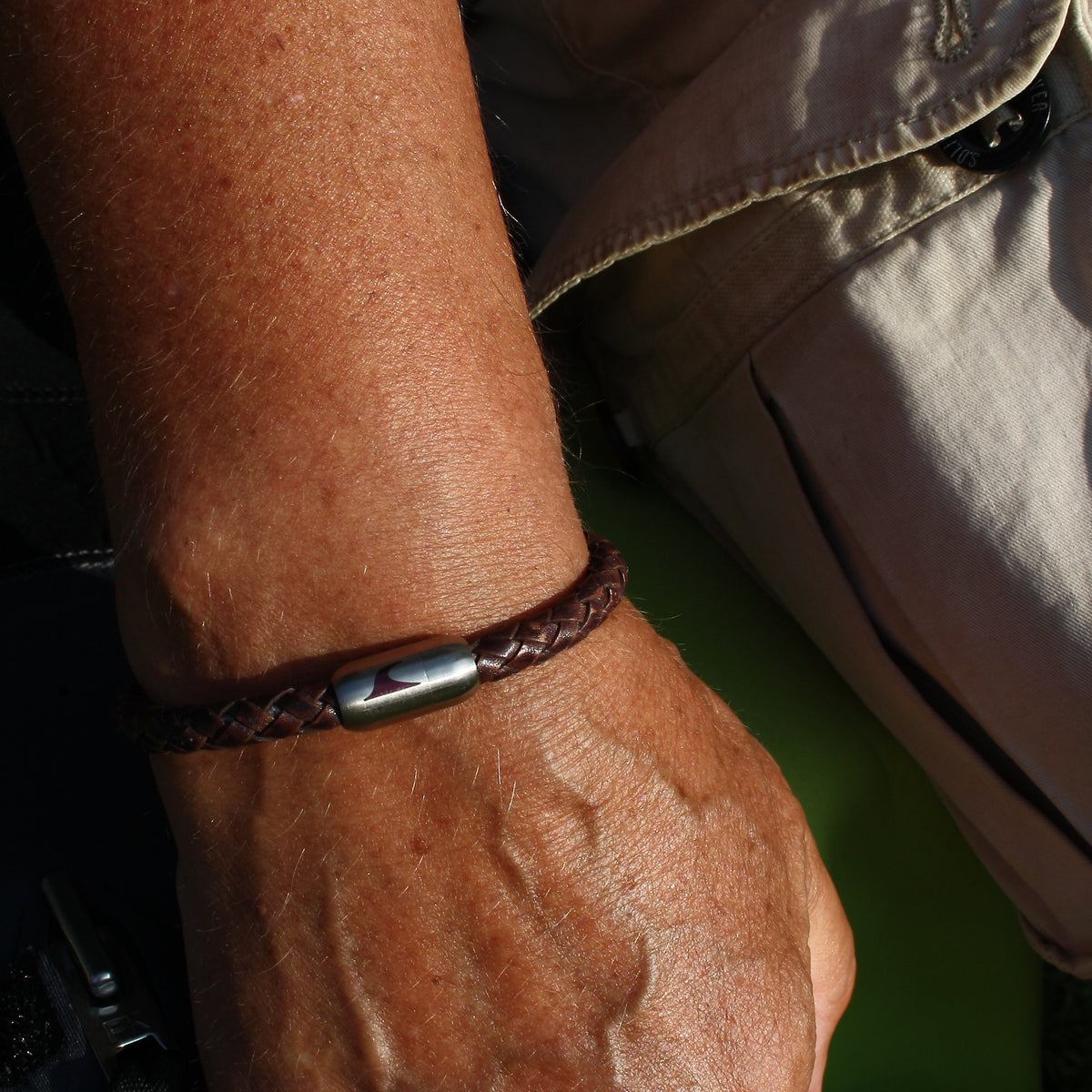 Leder-Armband-Herren-atoll-braun-silber-geflochten-Edelstahlverschluss-getragen-wavepirate-shop-f-1