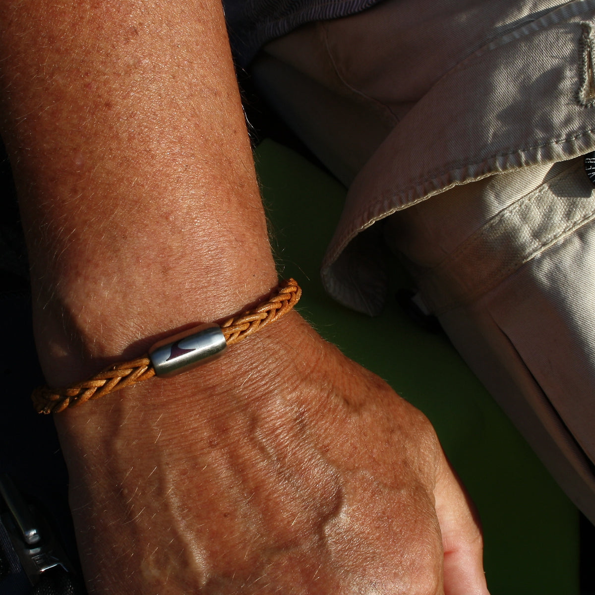 Leder-Armband-Herren-atoll-cognac-geflochten-Edelstahlverschluss-getragen-wavepirate-shop-z8-1