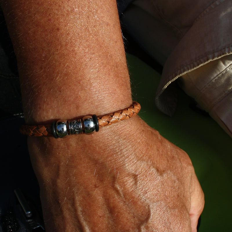Leder-Armband-Herren-atoll-cognac-silber-geflochten-Edelstahlverschluss-getragen-wavepirate-shop-f-1