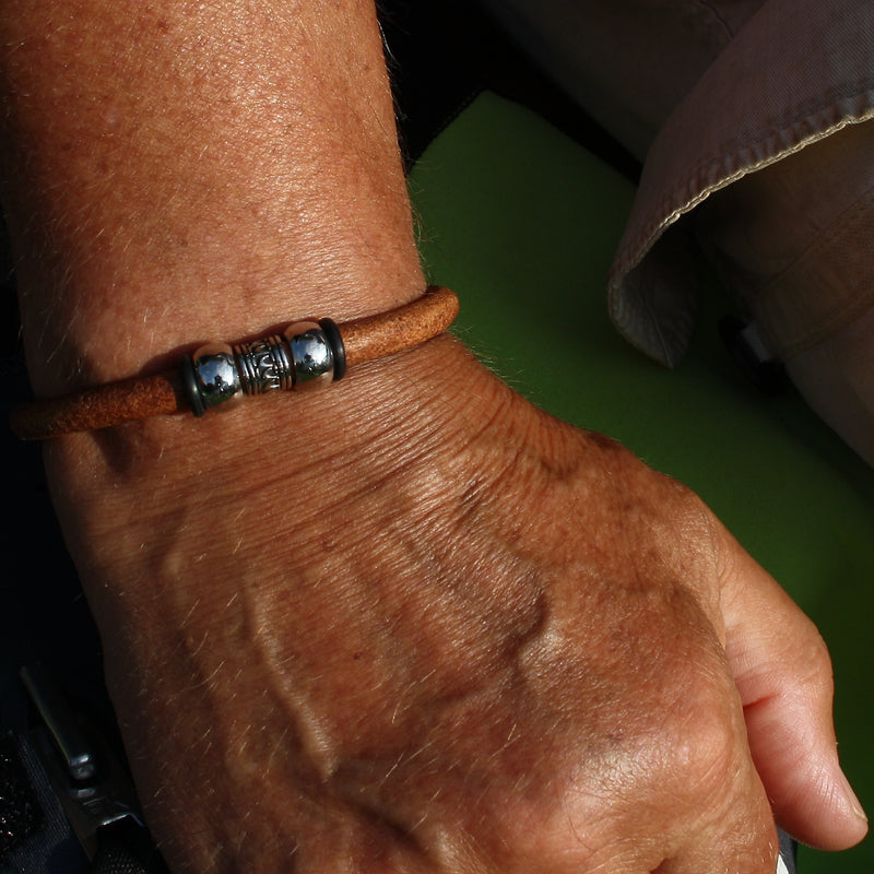 Leder-Armband-Herren-atoll-cognac-silber-massiv-Edelstahlverschluss-getragen-wavepirate-shop-r-1