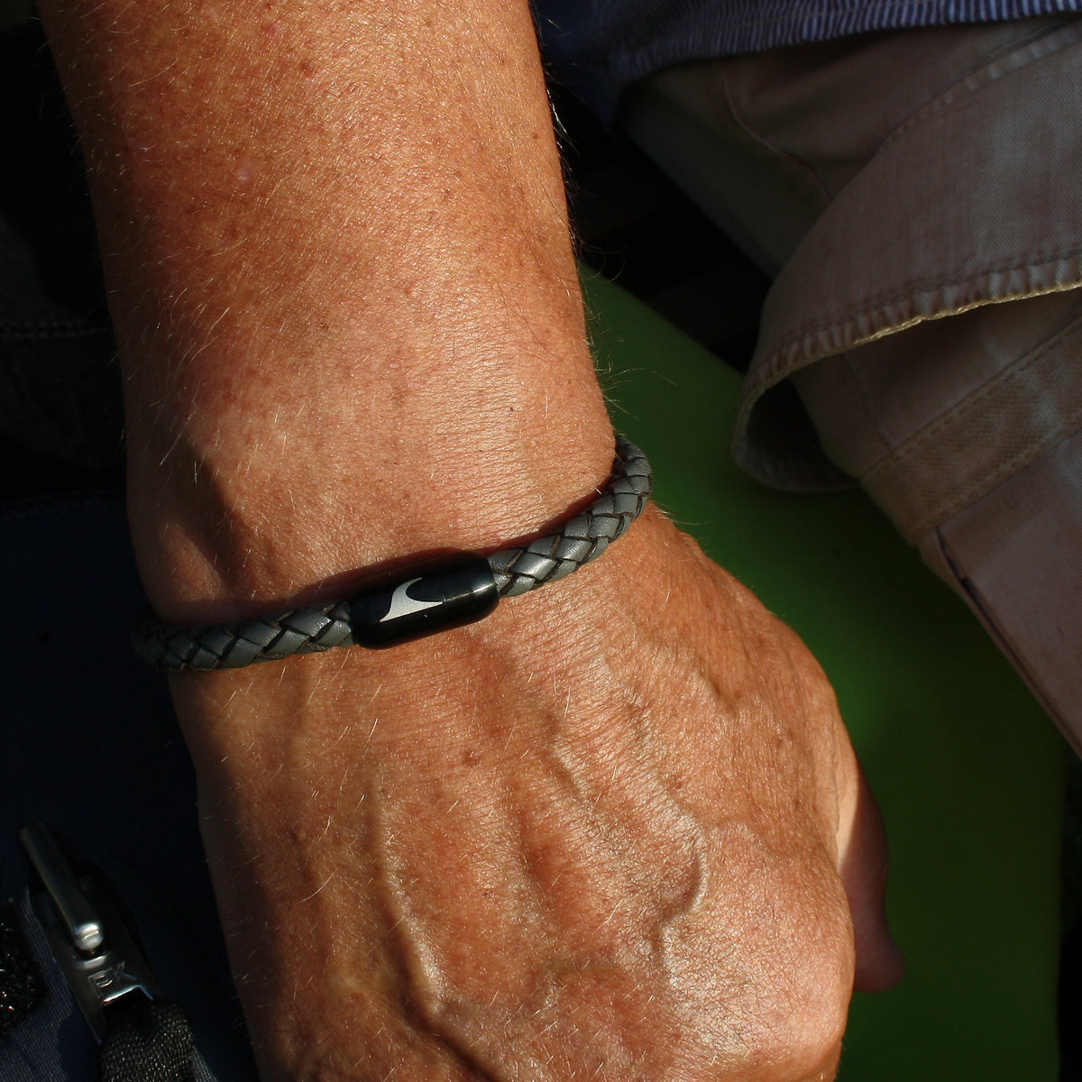 Leder-Armband-Herren-atoll-dunkelgrau-schwarz-geflochten-Edelstahlverschluss-getragen-wavepirate-shop-f
