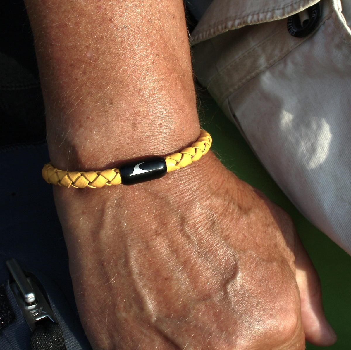 Leder-Armband-Herren-atoll-gelb-schwarz-geflochten-Edelstahlverschluss-getragen-wavepirate-shop-f-1