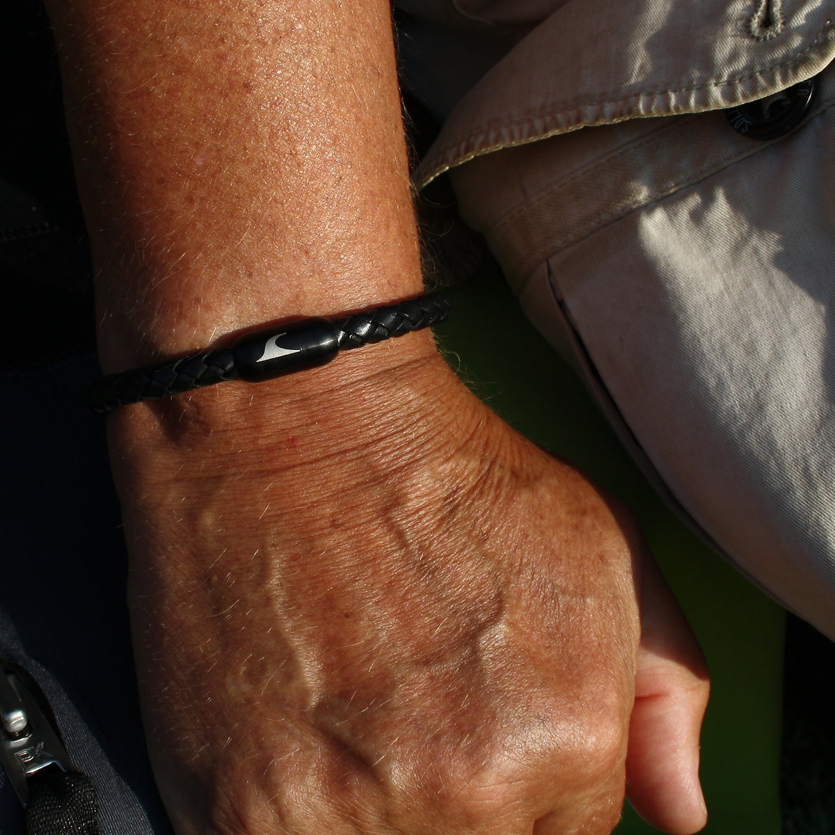 Leder-Armband-Herren-atoll-schwarz-geflochten-Edelstahlverschluss-getragen-wavepirate-shop-f