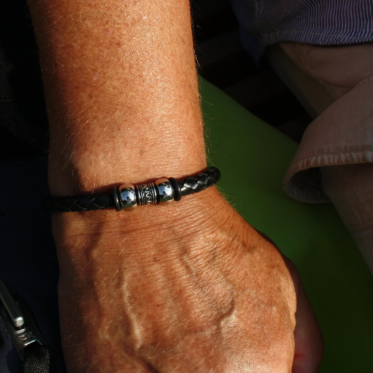 Leder-Armband-Herren-atoll-schwarz-silber-geflochten-Edelstahlverschluss-getragen-wavepirate-shop-f-1a