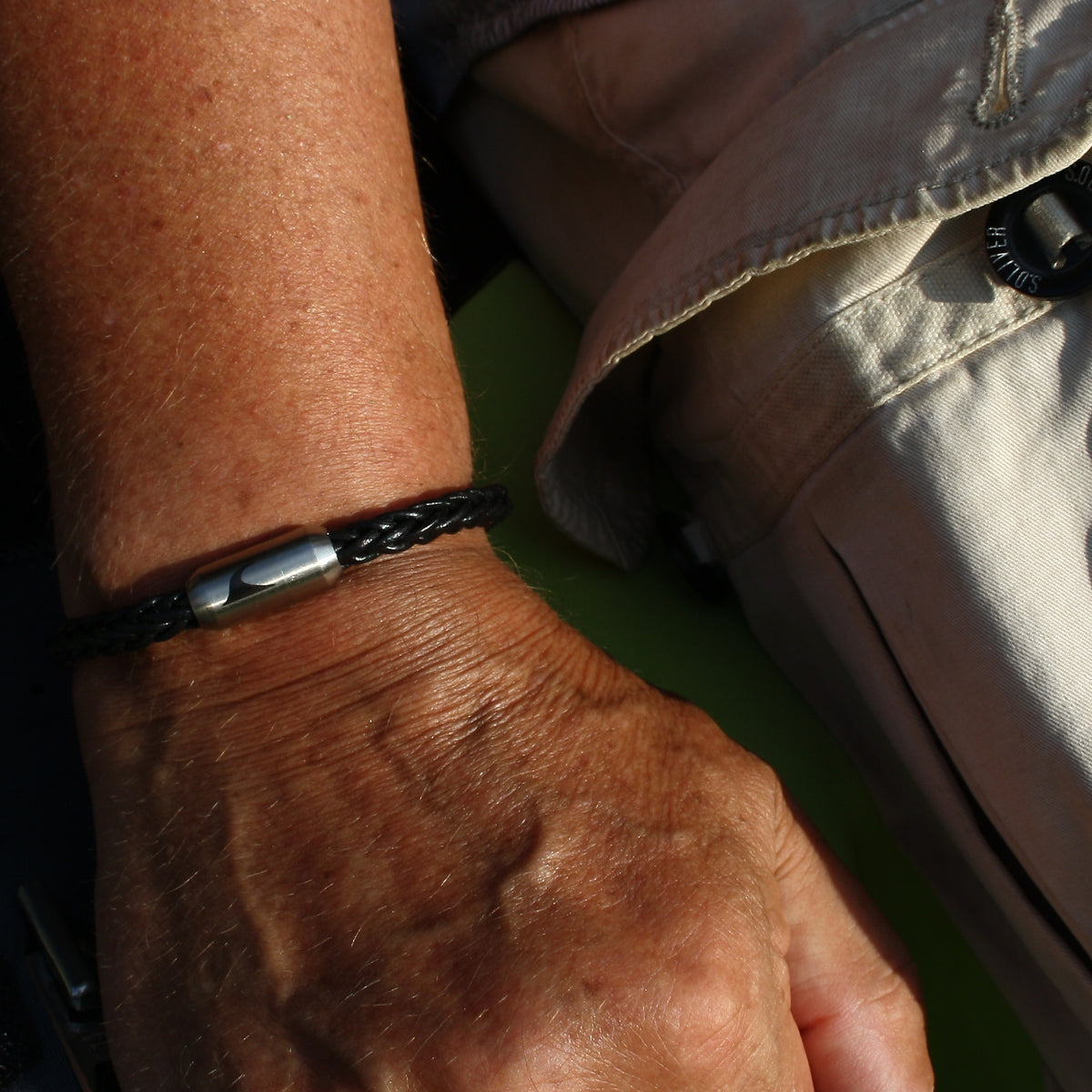 Leder-Armband-Herren-atoll-schwarz-silber-geflochten-Edelstahlverschluss-getragen-wavepirate-shop-z8-1