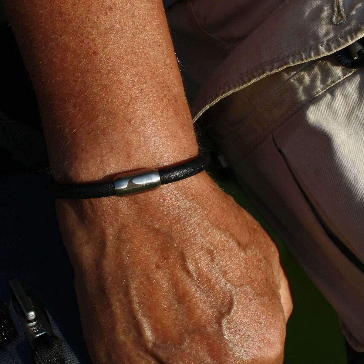 Leder-Armband-Herren-atoll-schwarz-silber-massiv-Edelstahlverschluss-getragen-wavepirate-shop-r-1