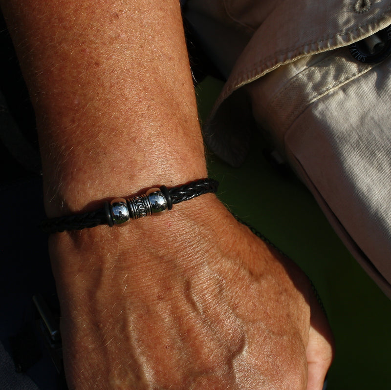 Leder-Armband-Herren-atoll-schwarz-silbergeflochten-Edelstahlverschluss-getragen-wavepirate-shop-z8-1a