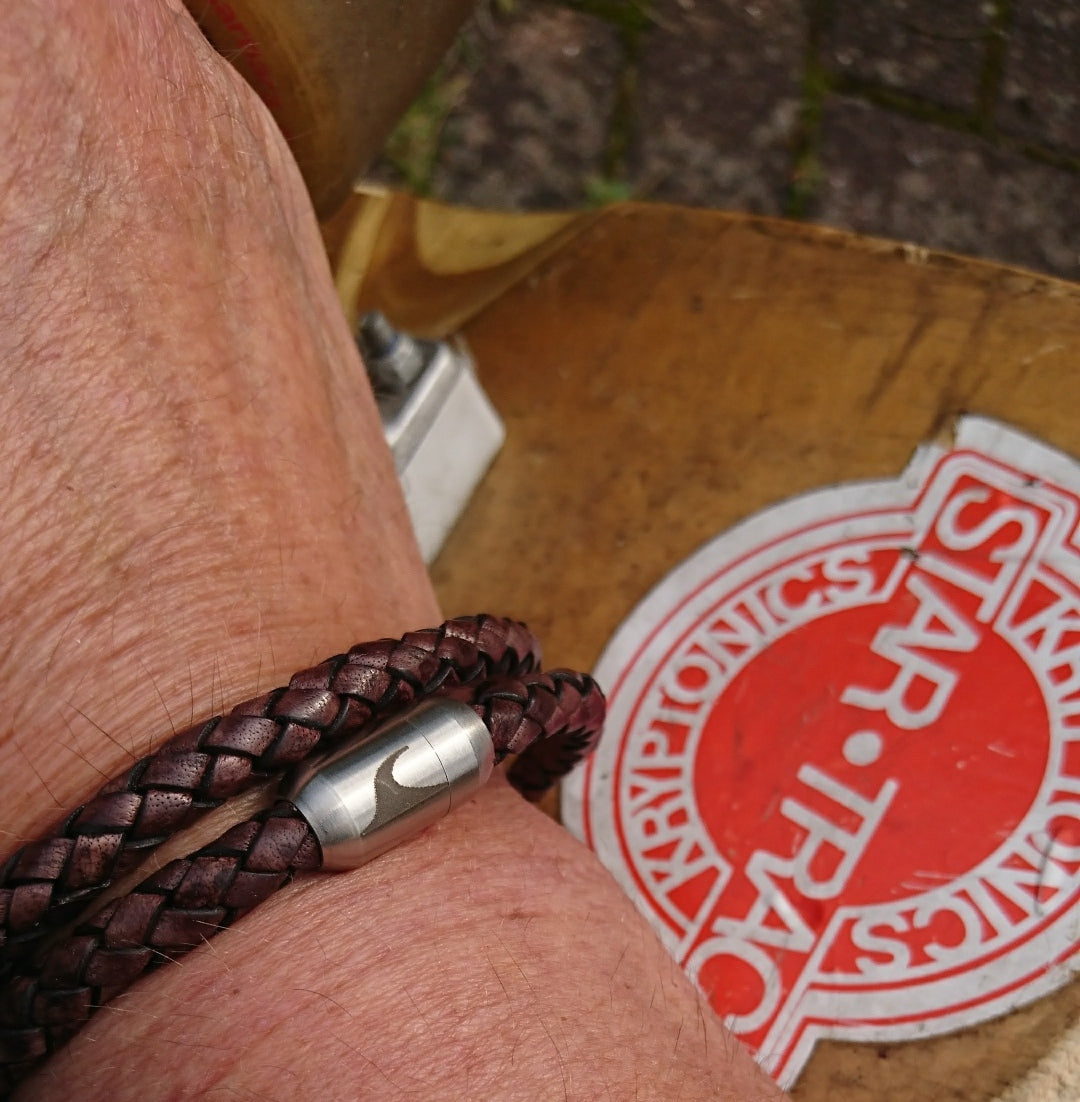 Leder-Armband-Herren-damen-hawaii-braun-geflochten-Edelstahlverschluss-getragen-wavepirate-shop-f-1