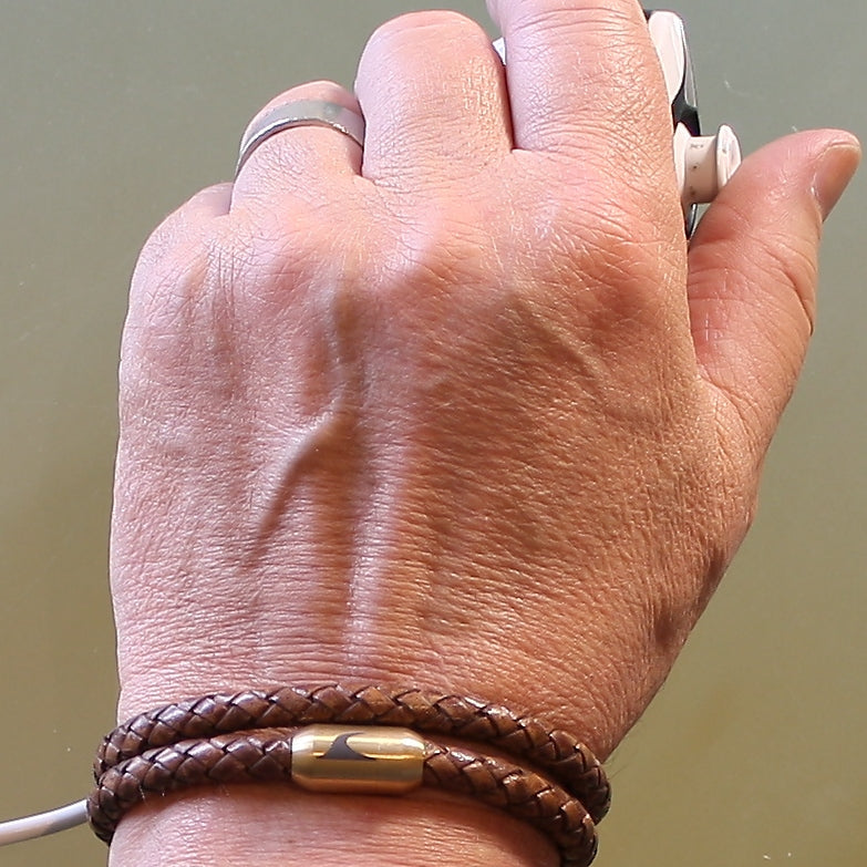 Leder-Armband-Herren-damen-hawaii-cognac-gold-geflochten-Edelstahlverschluss-getragen-wavepirate-shop-f
