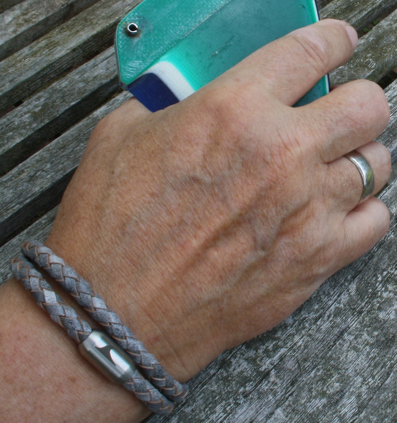 Leder-Armband-Herren-damen-hawaii-grau-geflochten-Edelstahlverschluss-getragen-wavepirate-shop-f