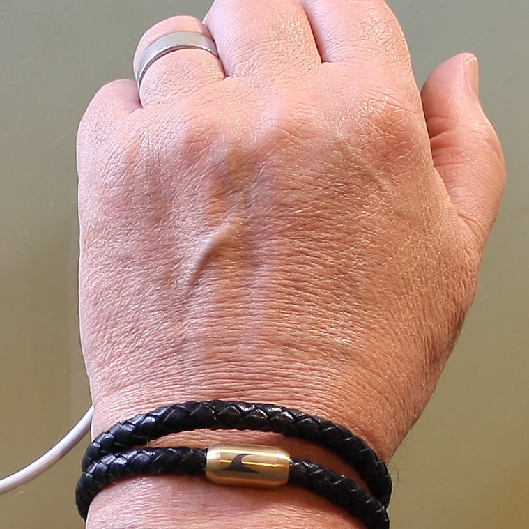 Leder-Armband-Herren-damen-hawaii-schwarz-gold-geflochten-Edelstahlverschluss-getragen-wavepirate-shop-f