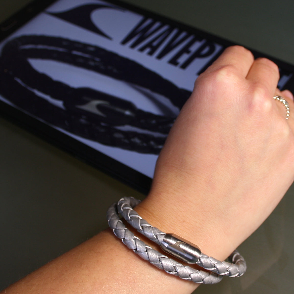 Leder-Armband-Herren-damen-hawaii-silber-geflochten-Edelstahlverschluss-getragen-wavepirate-shop-f-1