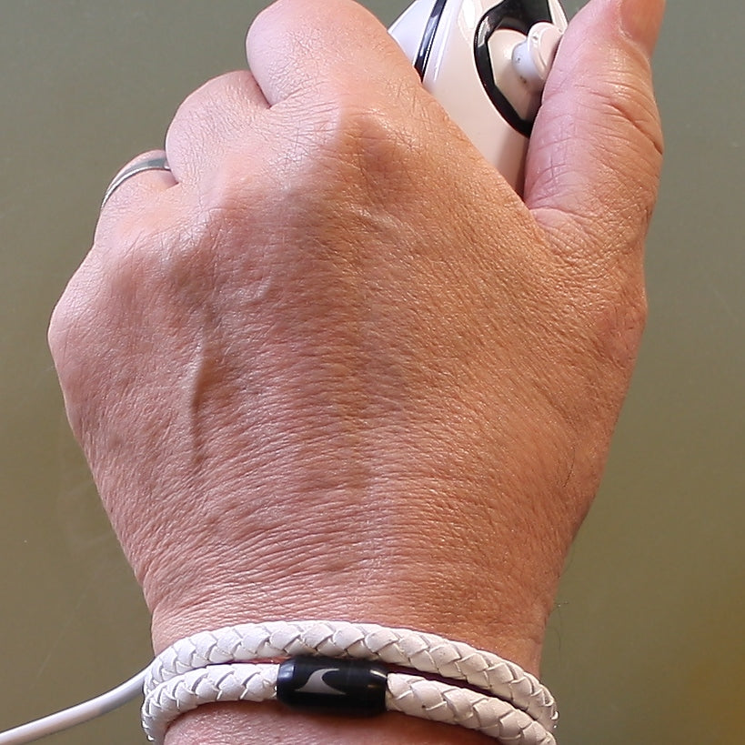 Leder-Armband-Herren-damen-hawaii-weiss-schwarz-geflochten-Edelstahlverschluss-getragen-wavepirate-shop-f