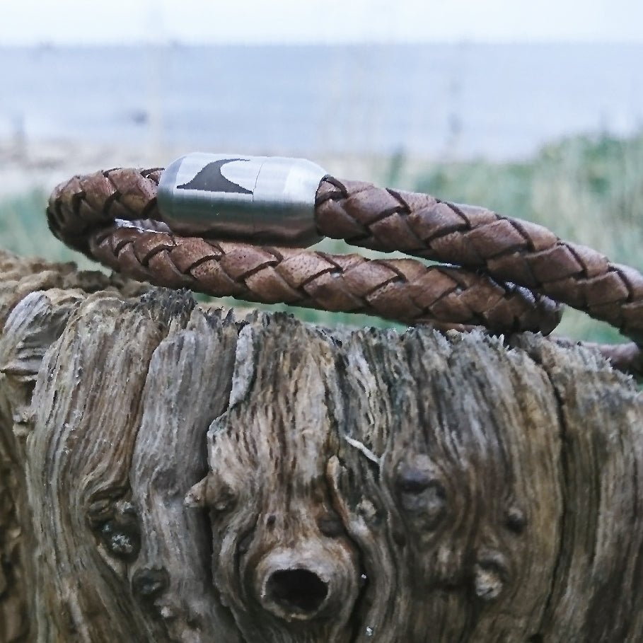 Leder-Armband-Herren-hawaii-cognac-geflochten-Edelstahlverschluss-detail-wavepirate-shop-f