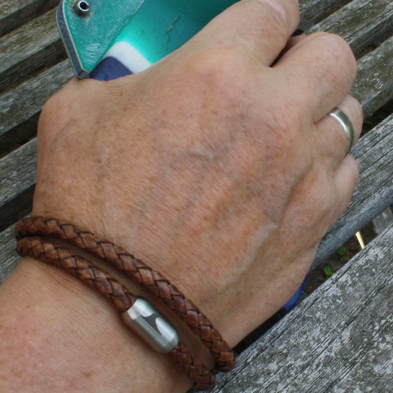 Leder-Armband-Herren-hawaii-cognac-geflochten-Edelstahlverschluss-getragen-wavepirate-shop-f