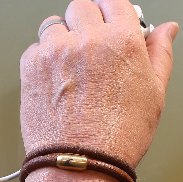 Leder-Armband-Herren-hawaii-cognac-gold-massiv-Edelstahlverschluss-getragen-wavepirate-shop-r