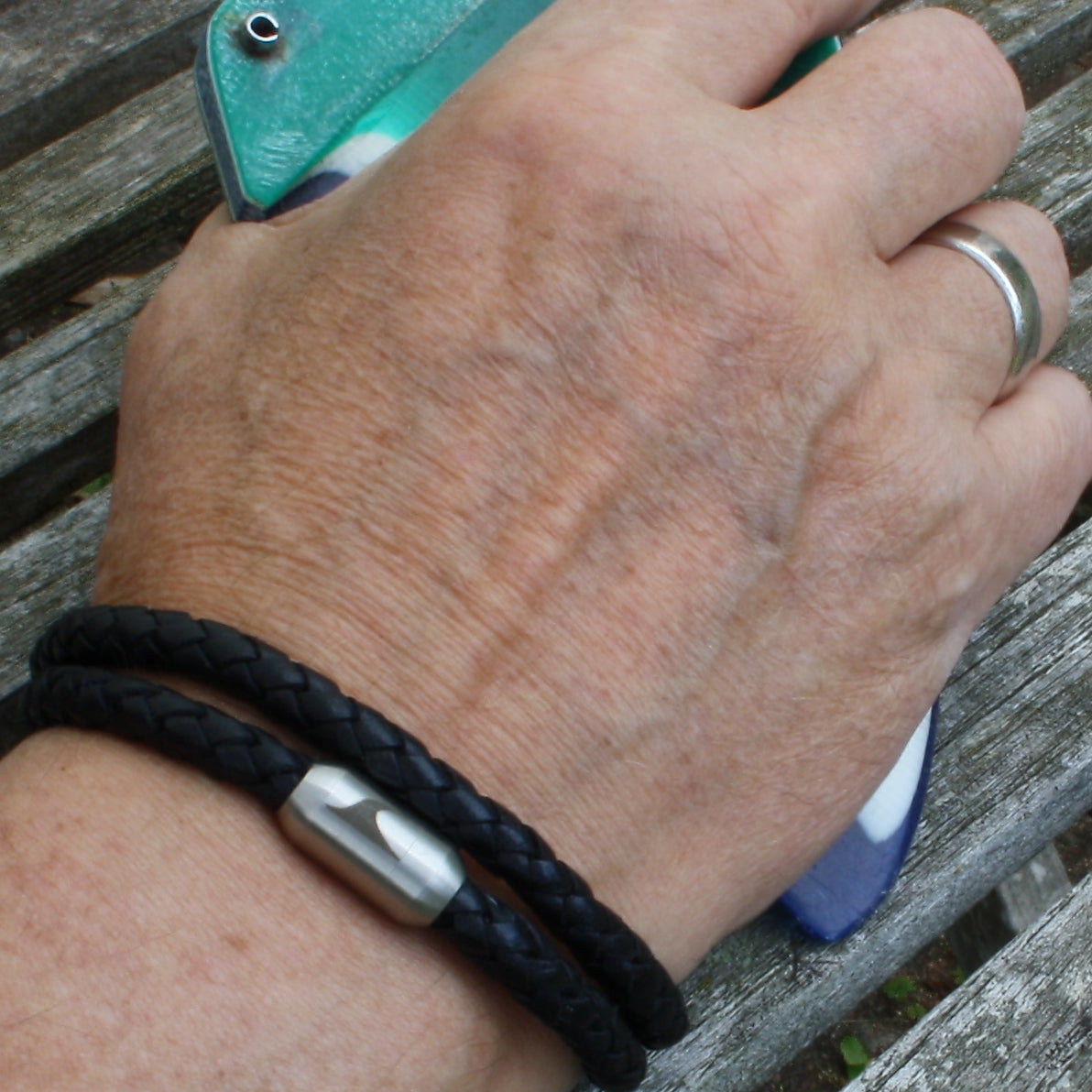 Leder-Armband-Herren-hawaii-schwarz-geflochten-Edelstahlverschluss-getragen-wavepirate-shop-f