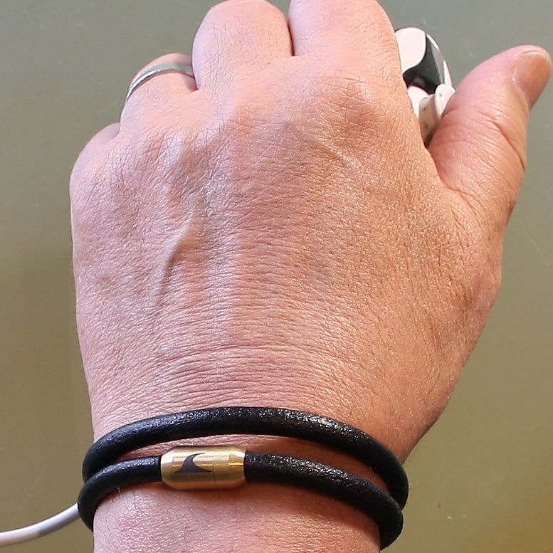 Leder-Armband-Herren-hawaii-schwarz-gold-massiv-Edelstahlverschluss-getragen-wavepirate-shop-r
