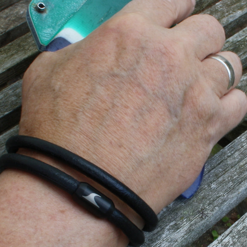 Leder-Armband-Herren-hawaii-schwarz-massiv-Edelstahlverschluss-getragen-wavepirate-shop-r