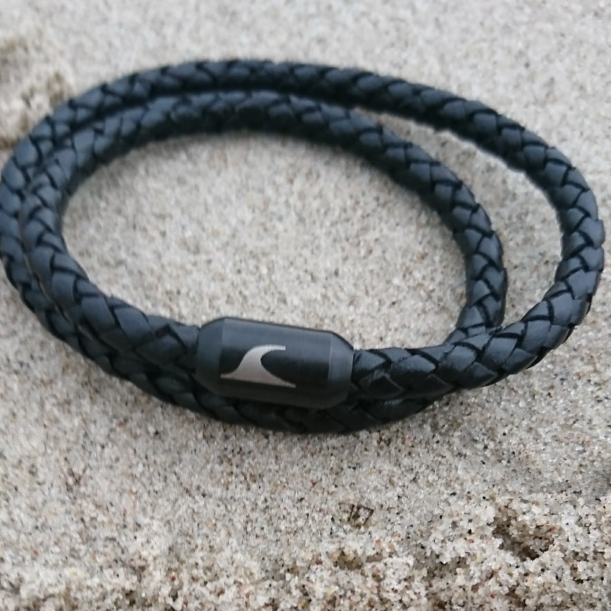 Leder-Armband-Herren-hawaii-schwarz-schwarz-geflochten-Edelstahlverschluss-detail-wavepirate-shop-f-1