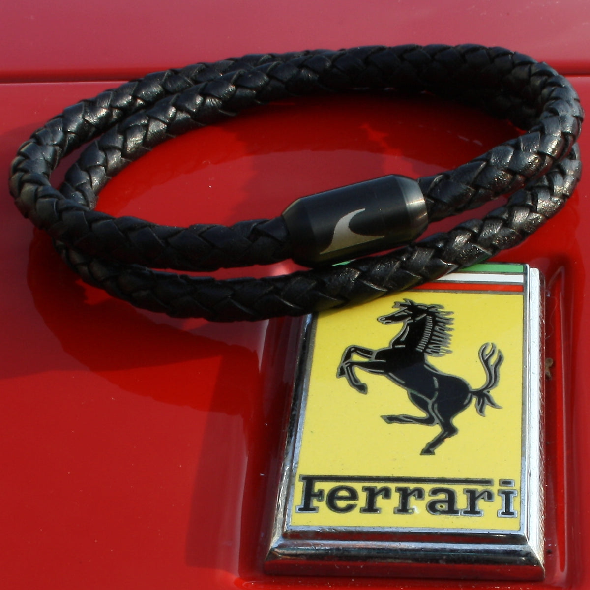 Leder-Armband-Herren-hawaii-schwarz-schwarz-geflochten-Edelstahlverschluss-detail-wavepirate-shop-f