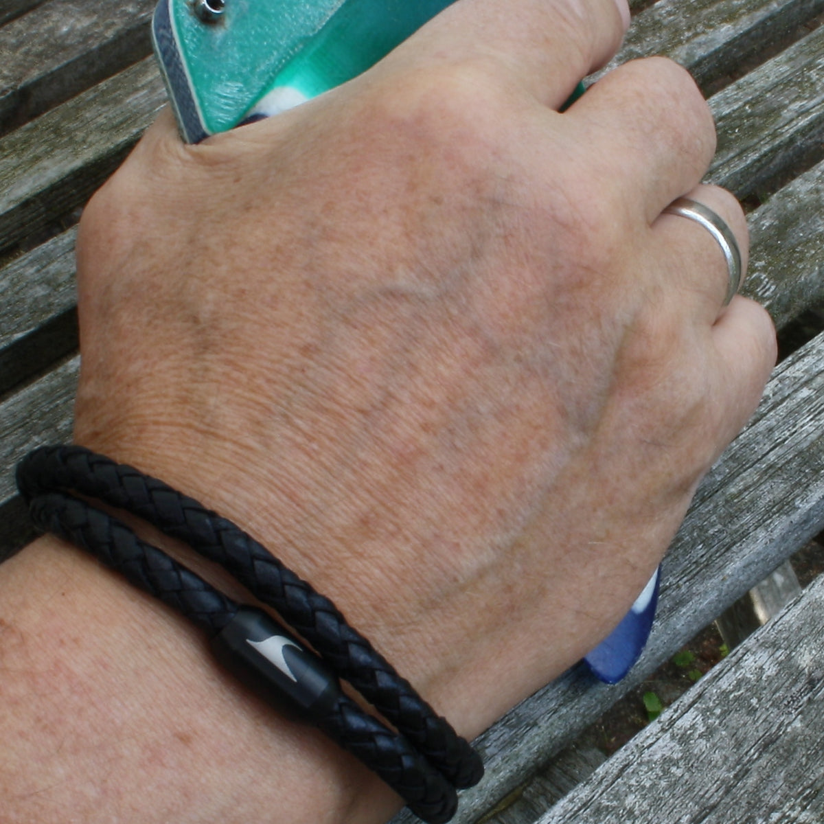 Leder-Armband-Herren-hawaii-schwarz-schwarz-geflochten-Edelstahlverschluss-getragen-wavepirate-shop-f