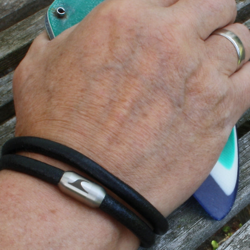 Leder-Armband-Herren-hawaii-schwarz-silber-massiv-Edelstahlverschluss-getragen-wavepirate-shop-r