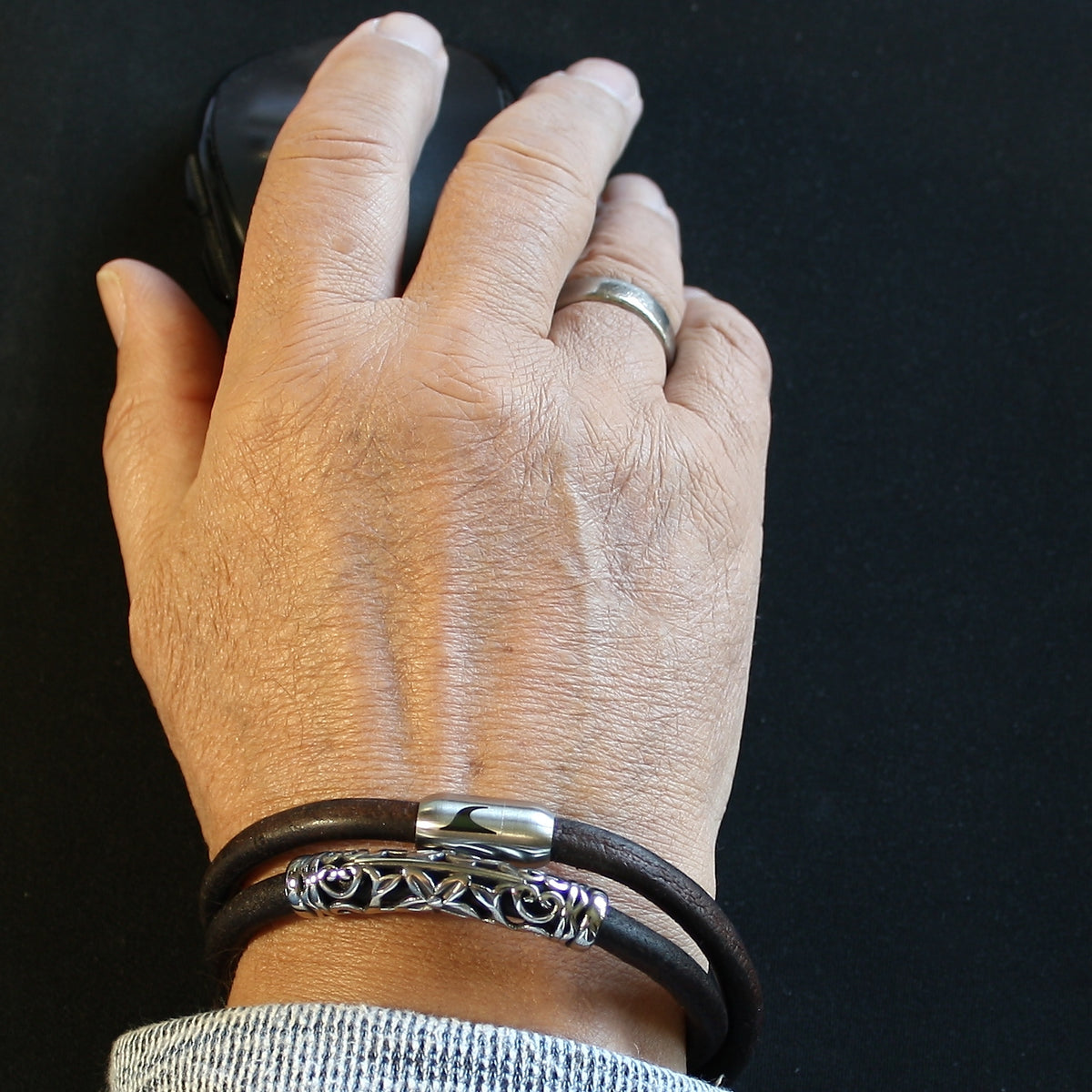 Leder-Armband-Herren-hawaii-xo-braun-silber-Edelstahlverschluss-getragen-wavepirate-shop-r