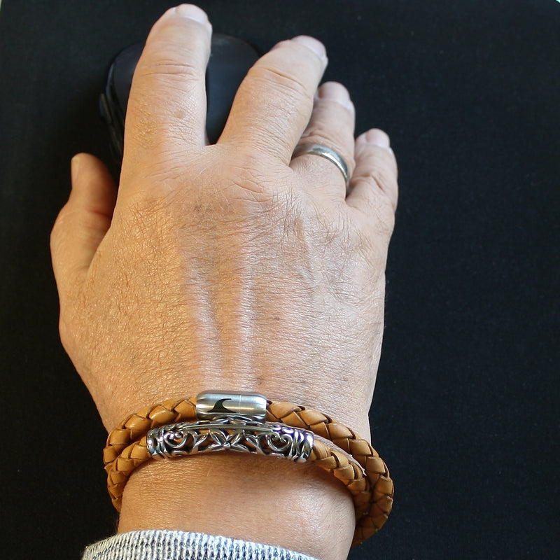 Leder-Armband-Herren-hawaii-xo-cognac-Edelstahlverschluss-getragen-wavepirate-shop-f