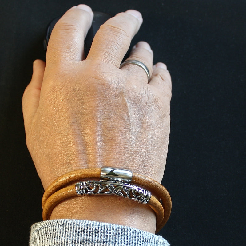 Leder-Armband-Herren-hawaii-xo-cognac-silber-Edelstahlverschluss-getragen-wavepirate-shop-r