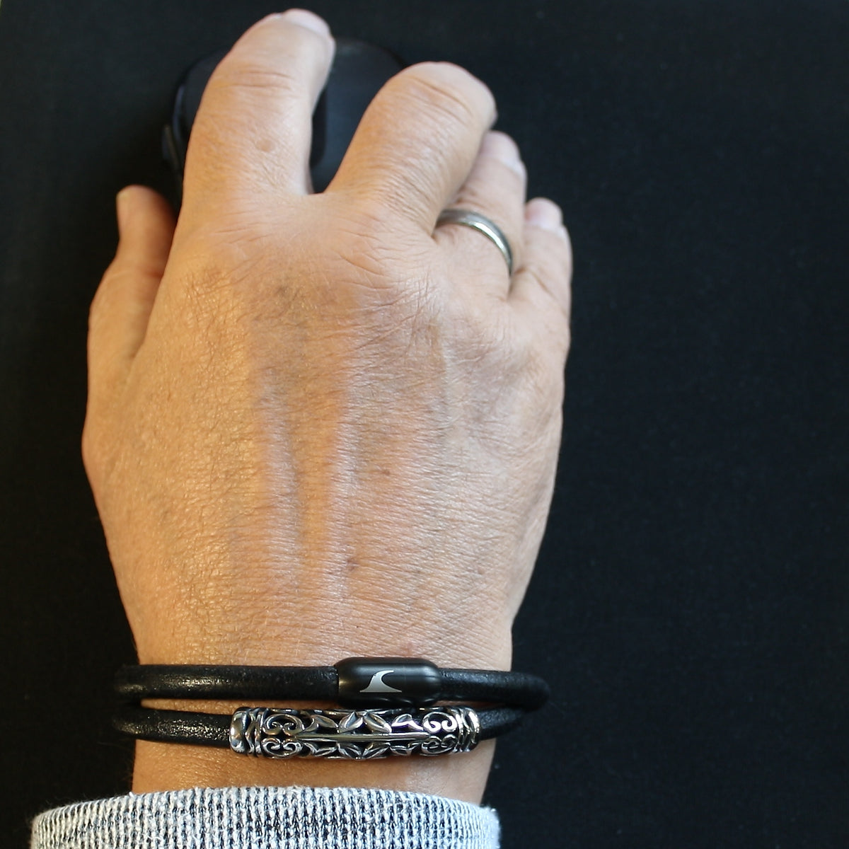 Leder-Armband-Herren-hawaii-xo-schwarz-Edelstahlverschluss-getragen-wavepirate-shop-r