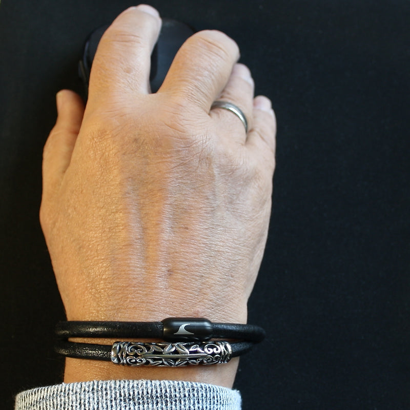 Leder-Armband-Herren-hawaii-xo-schwarz-Edelstahlverschluss-getragen-wavepirate-shop-r