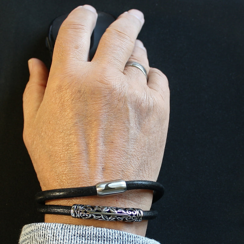 Leder-Armband-Herren-hawaii-xo-schwarz-silber-Edelstahlverschluss-getragen-wavepirate-shop-r