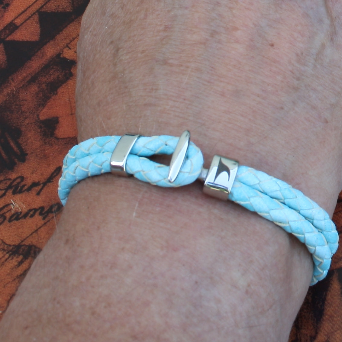 Leder-Armband-herren-Damen-Aruba-ice-blau-geflochten-Edelstahlverschluss-getragen-wavepirate-shop-f