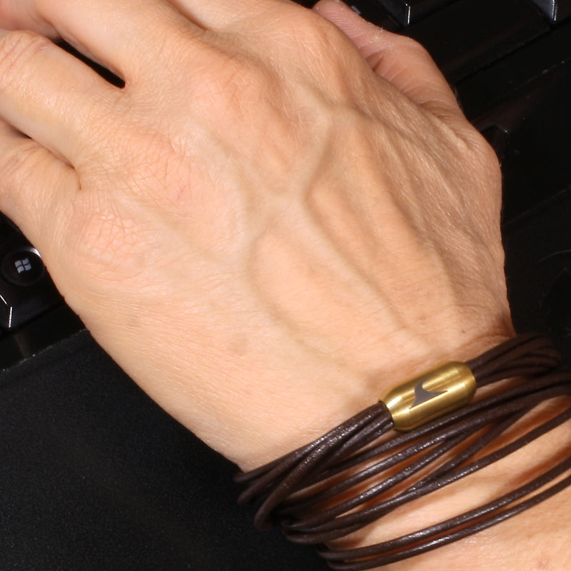 Leder-armband-Damen-fem2-braun-gold-Edelstahlverschluss-getragen-wavepirate-shop-r