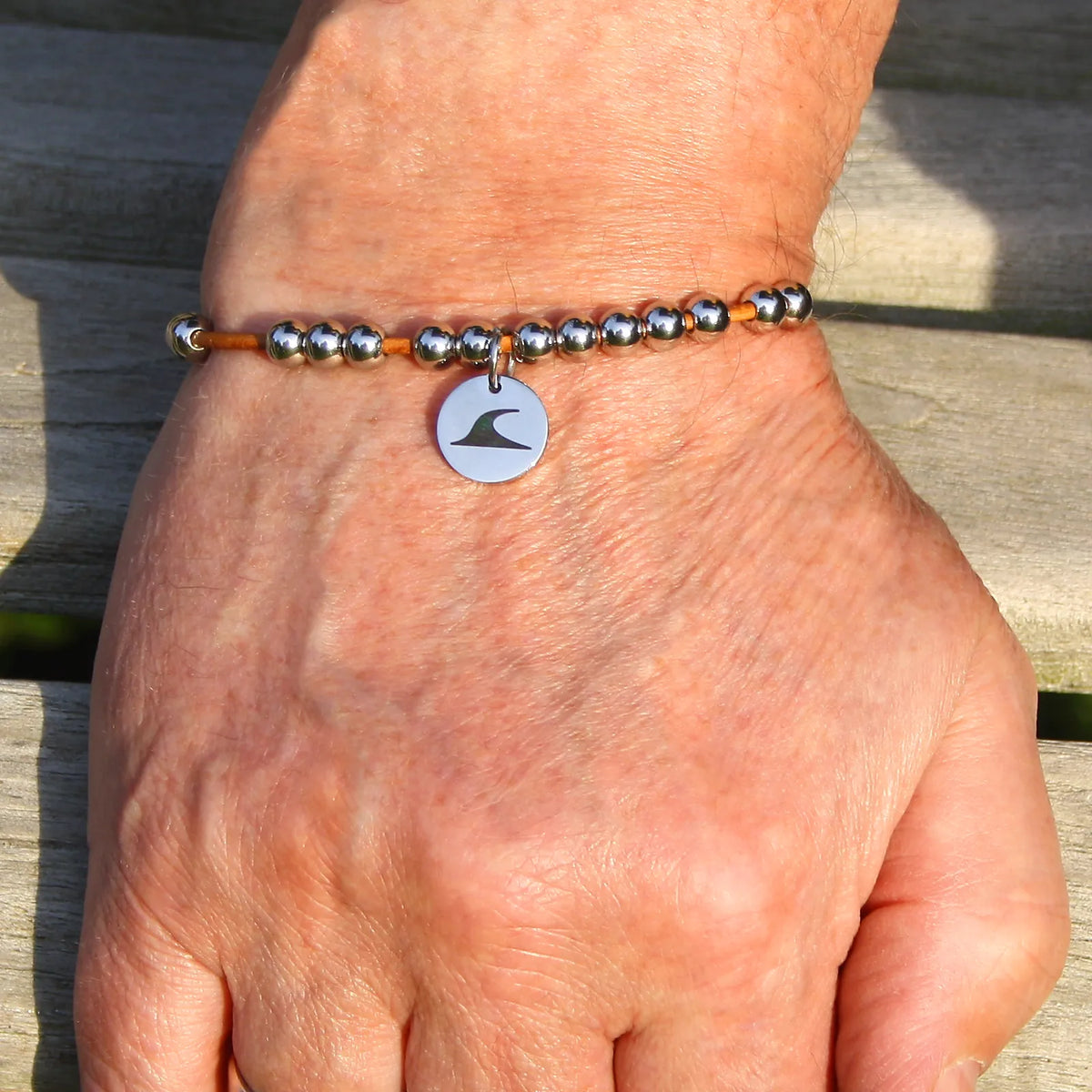 Leder-armband-Herren-damen-fusskette-aloha-cognac-Edelstahlverschluss-getragen-wavepirate-shop-z2