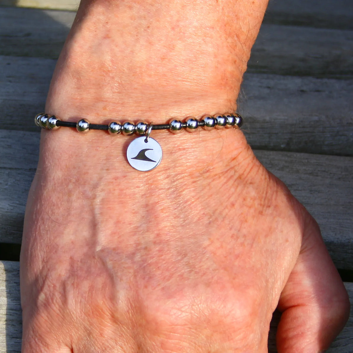 Leder-armband-Herren-damen-fusskette-aloha-dunkelbraun-Edelstahlverschluss-getragen-wavepirate-shop-z2