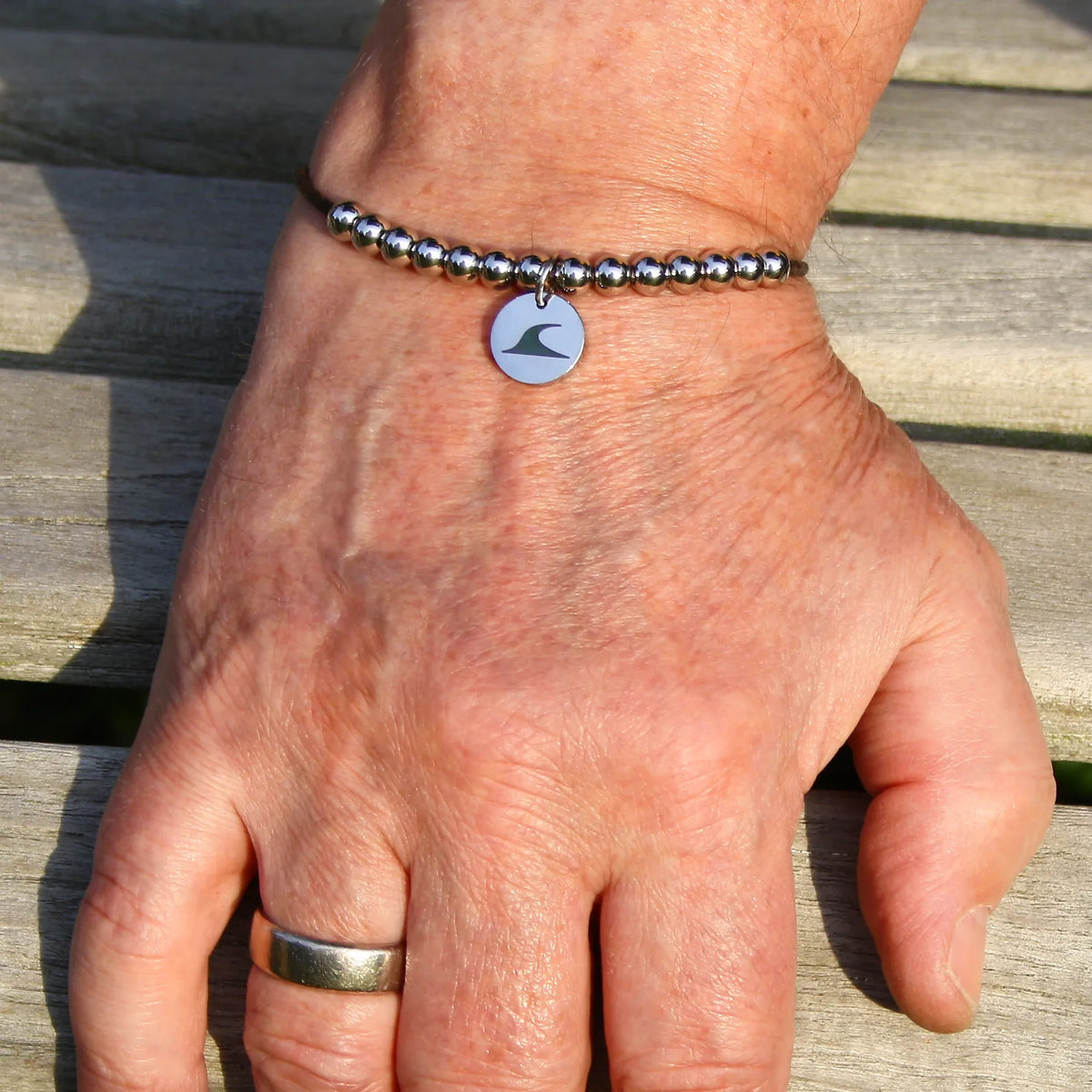 Leder-armband-Herren-damen-fusskette-aloha-schwarz-Edelstahlverschluss-getragen-wavepirate-shop-z2