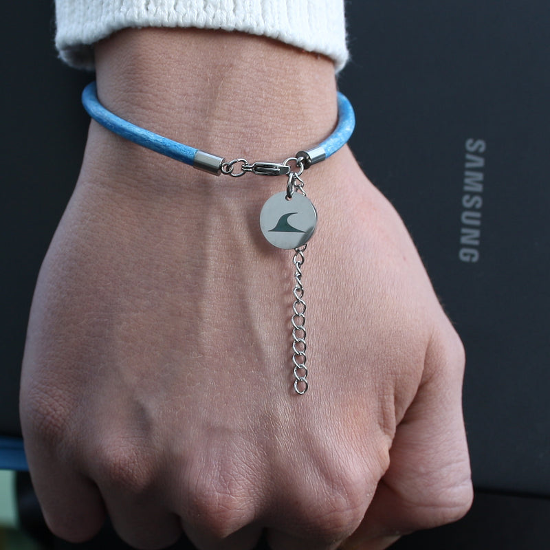 Leder-armband-Herren-damen-fusskette-breeze-blau-massiv--Edelstahlverschluss-getragen-wavepirate-shop-r